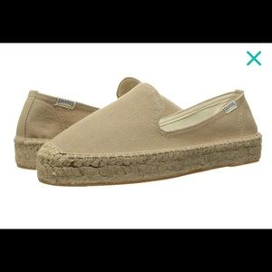 Size 6 Soludos platform smoking slipper in safari